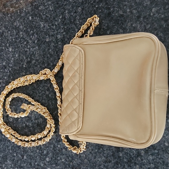 Amanda Smith Quilted Cream Crossbody with Gold Chain Strap - Picture 2 of 7